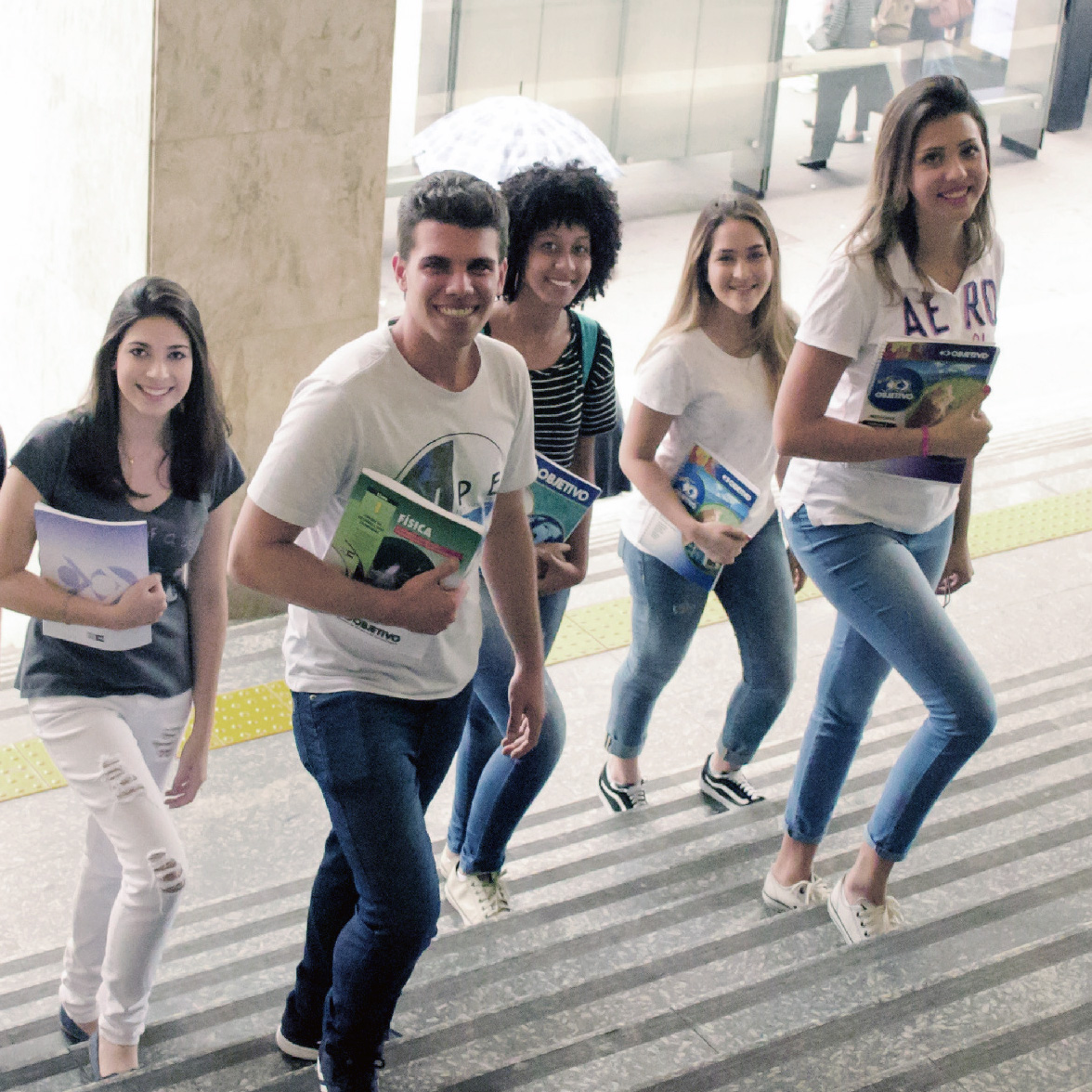 Alunos com material do Curso Objetivo